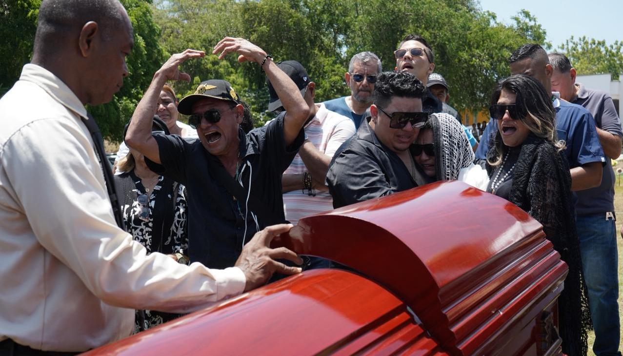 Momento de la serenata del padre de la subteniente Marciales.