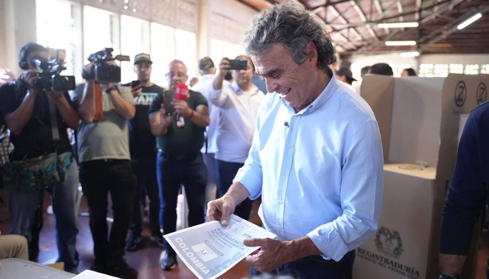 Sergio Fajardo votando este domingo. 