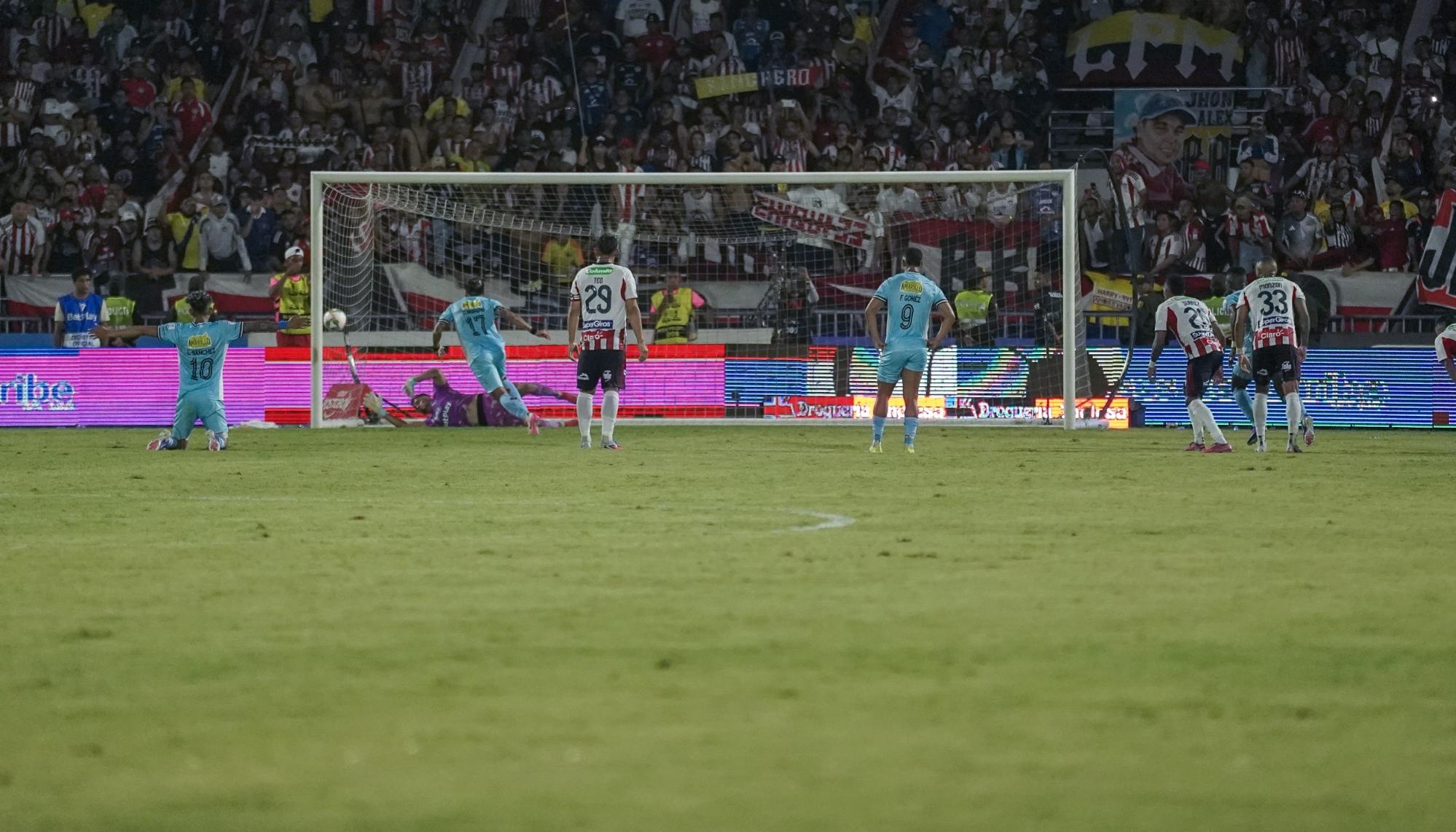 Momento del penal atajado por Silveira a Dayro Moreno.