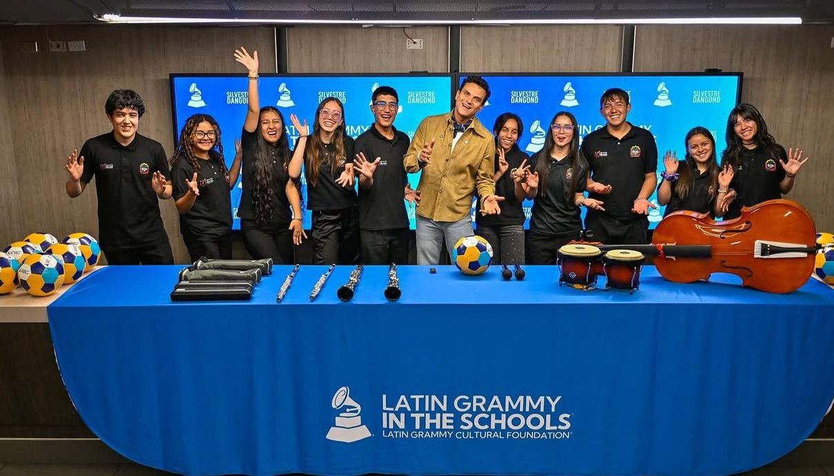 Silvestre Dangond donó instrumentos musicales. 
