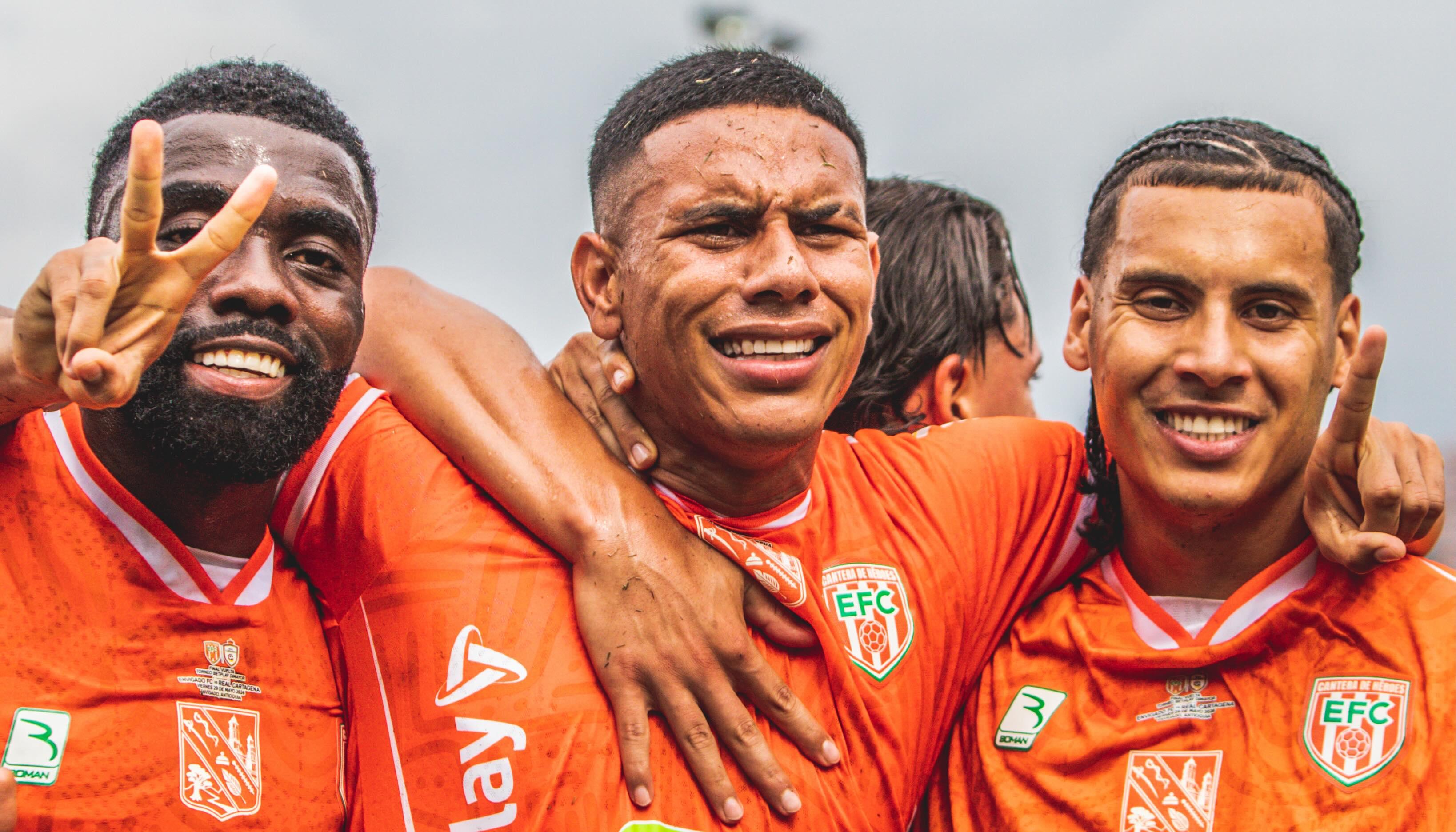 Stiwart Acuña (centro) celebrando el gol del local.
