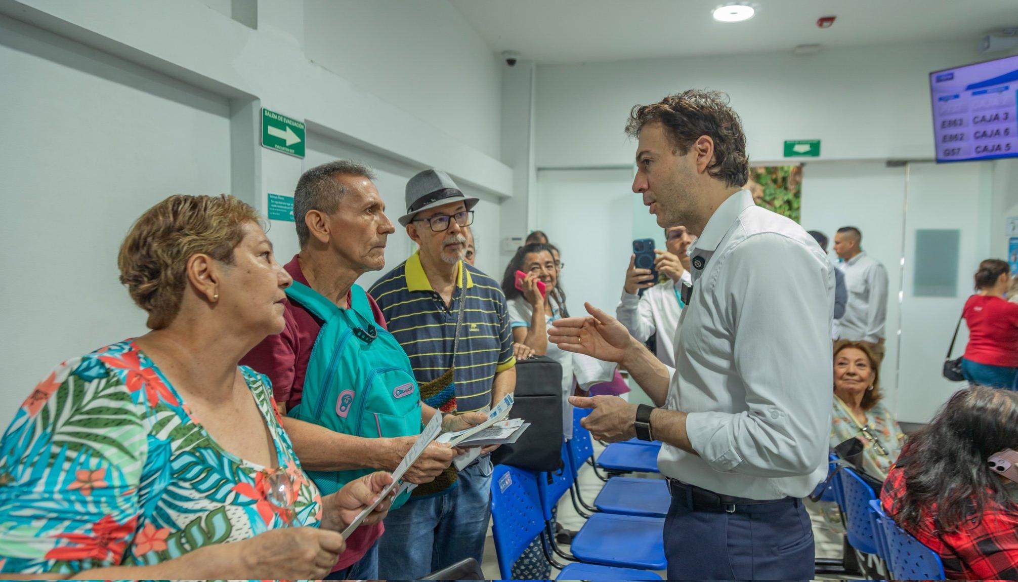Superintendente Daniel Quintero durante la visita a dispensarios. 