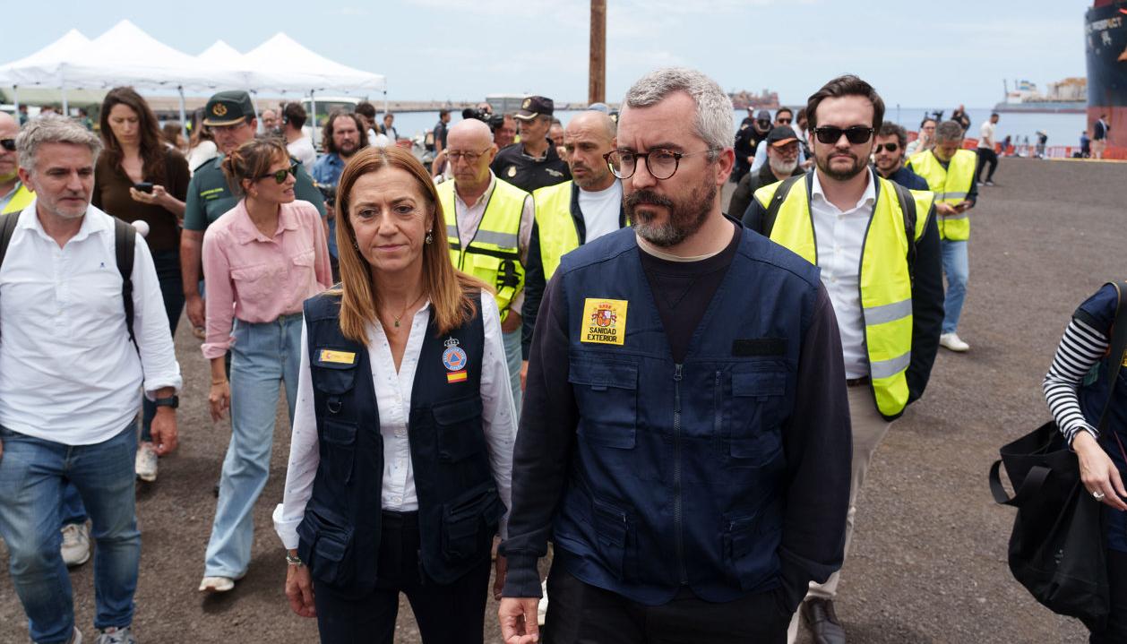 Responsables españoles de Protección Civil y de Sanidad visitan el puerto de Granadilla, en Tenerife, España.