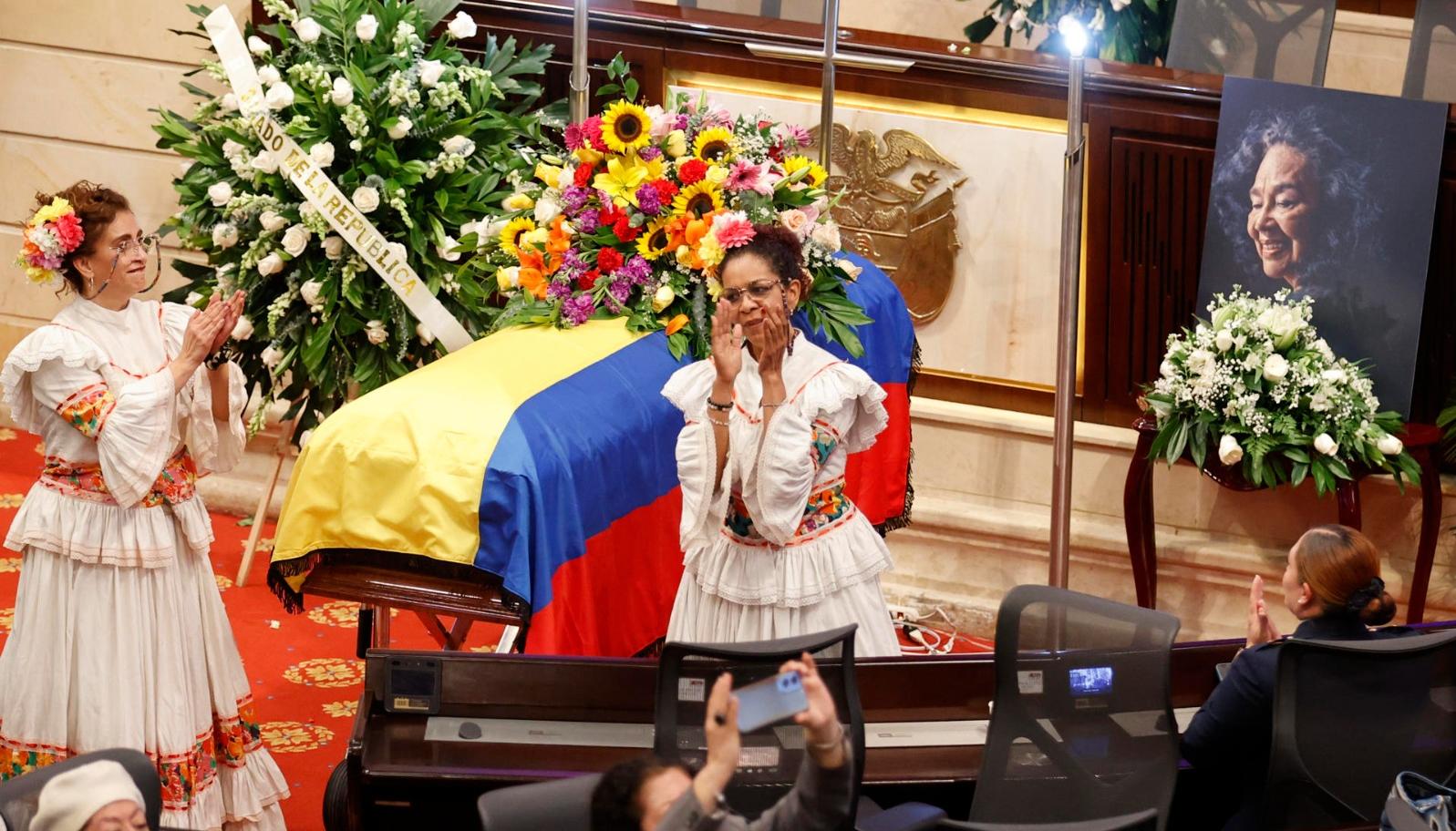 Integrantes de la agrupación musical 'Los Tambores de Totó' participan en un homenaje.