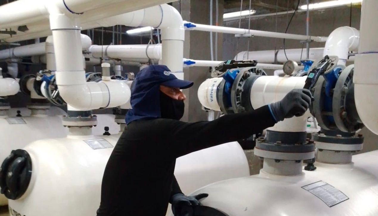 Trabajos de mantenimiento del complejo acuático. 