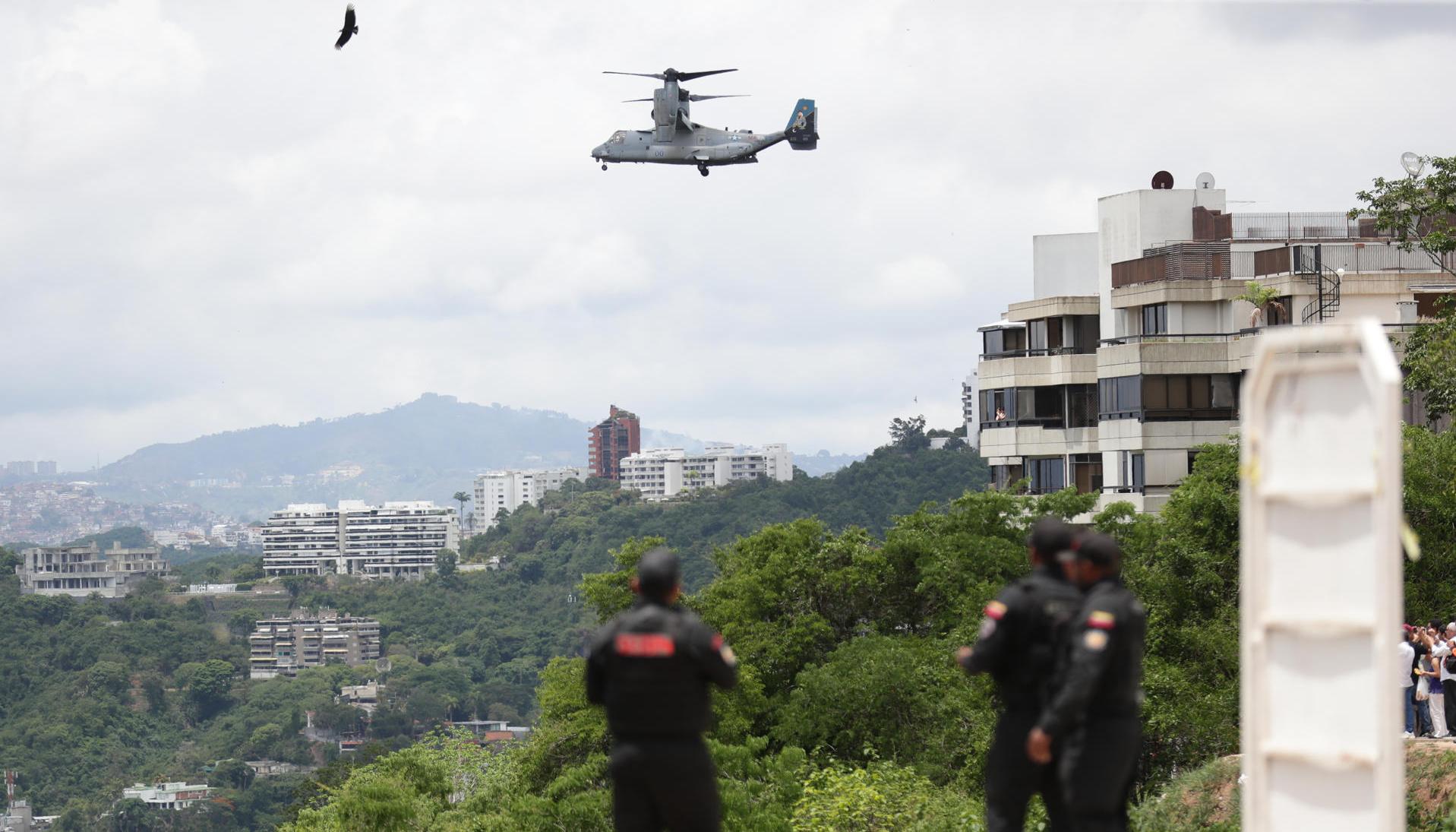 Unidades del Servicio Bolivariano de Inteligencia Nacional observan sobrevuelo de helicóptero Bell Boeing V-22 Osprey de Estados Unidos, en Caracas