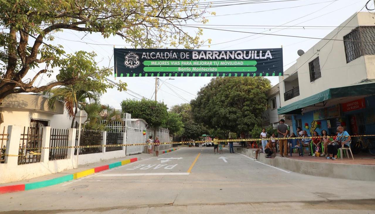 Entrega de malla vial recuperada en el barrio Montecristo.