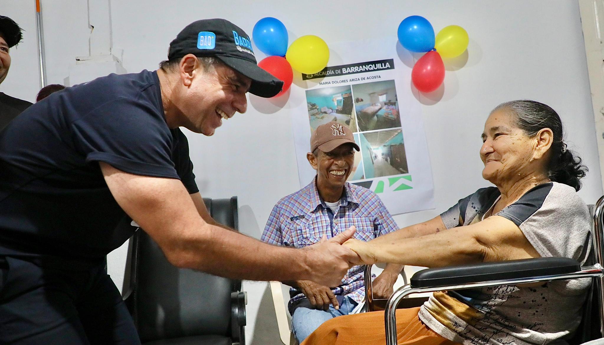 Alcalde Alejandro Char en la entrega de un mejoramiento de vivienda. 