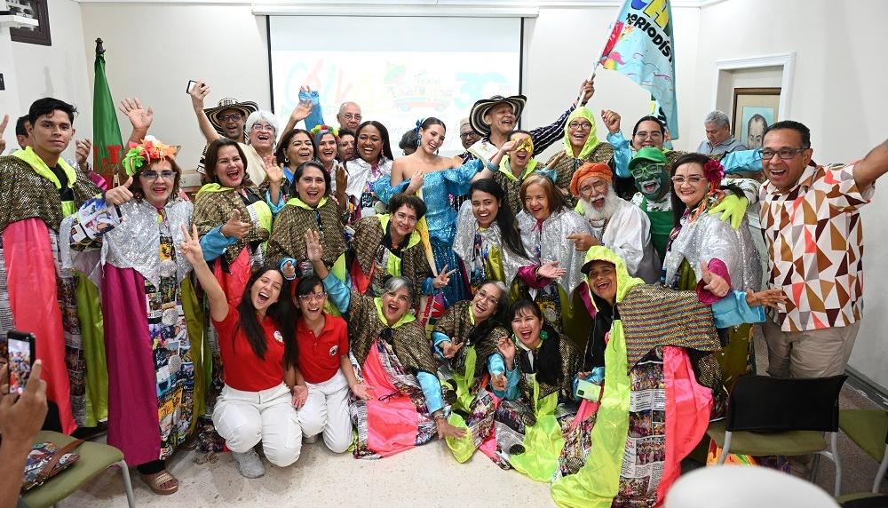 Miembros de la comparsa Chiva Periodística que se presentará en New York.