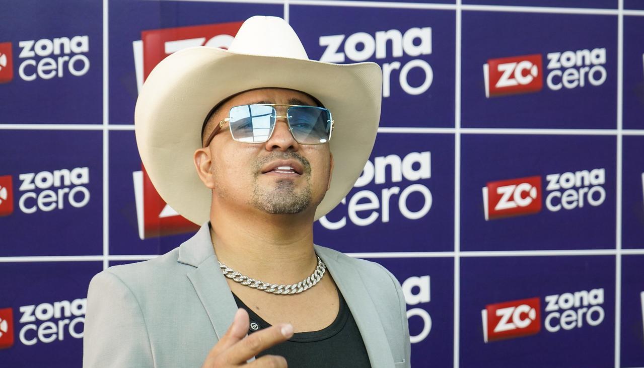 El artista barranquillero Sergio Santiago presenta su nuevo sencillo 'Esta rola va pa´ella'.