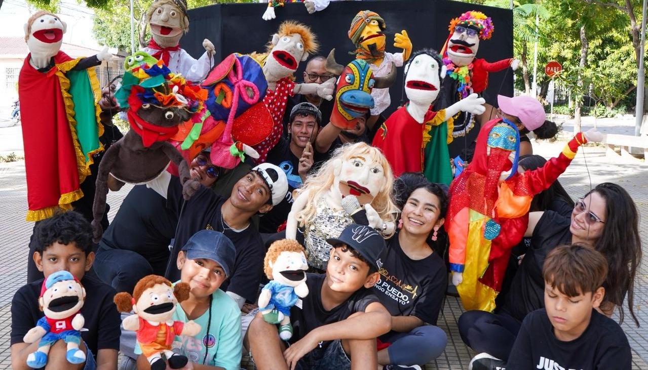 El documental 'Con la mano arriba' está inspirado en la comparsa de títeres del colectivo Baúl polisémico. 