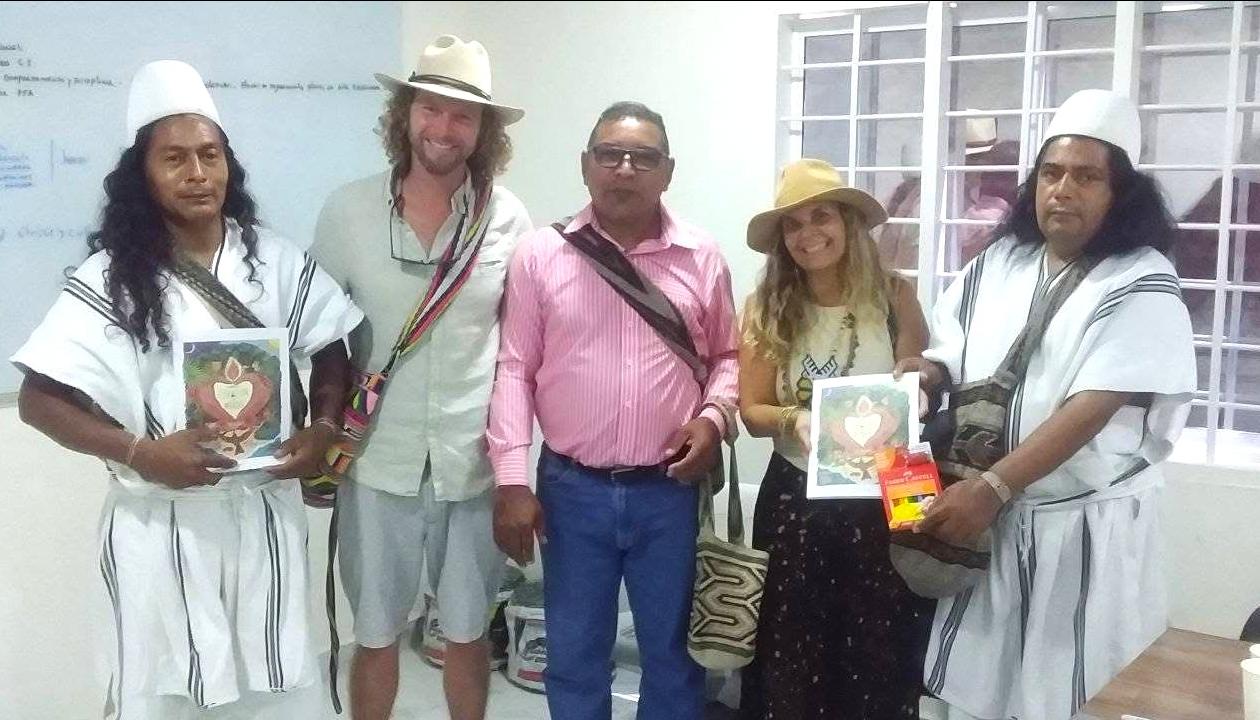 Julio Nieves, rector de la IED Tayrona de Bunkwimake, junto a miembros de la comunidad Aruhaca