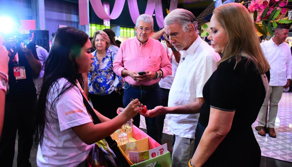 El gobernador del Atlántico, Eduardo Verano, junto a la primera gestora del departamento,Liliana Borrero, en la feria AMA 2026.