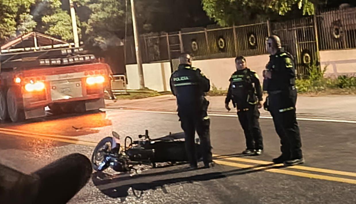 Muere motociclista al chocar contra tractocamión en jurisdicción de Santo Tomás 
