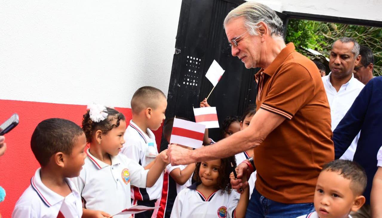 Gobernador Eduardo Verano en una de las instituciones educativas del departamento. 
