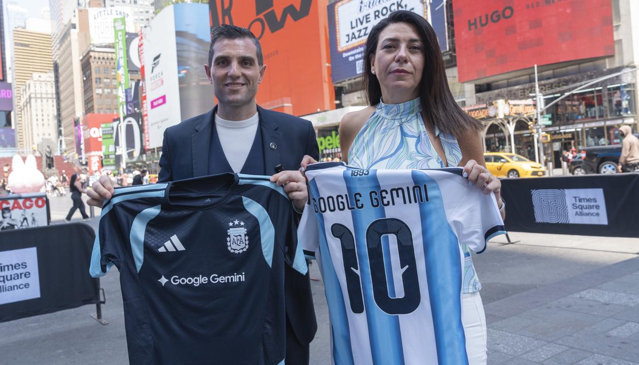 Leandro Petersen, director comercial de la AFA, y Flor Sabatini, directora de comunicaciones de Google Gemini.