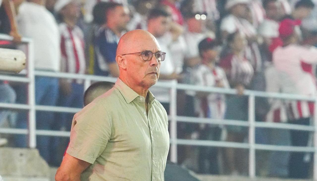 Alfredo Arias, técnico del Junior, durante el partido contra Santa Fe.