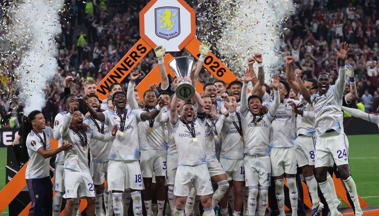 Jugadores del Aston Villa celebran con el trofeo de la Liga Europa. 