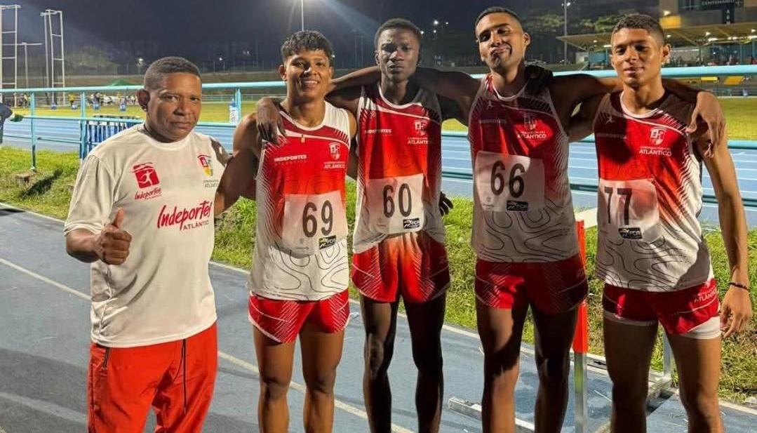 Equipo de relevos masculino de atletismo del Atlántico.