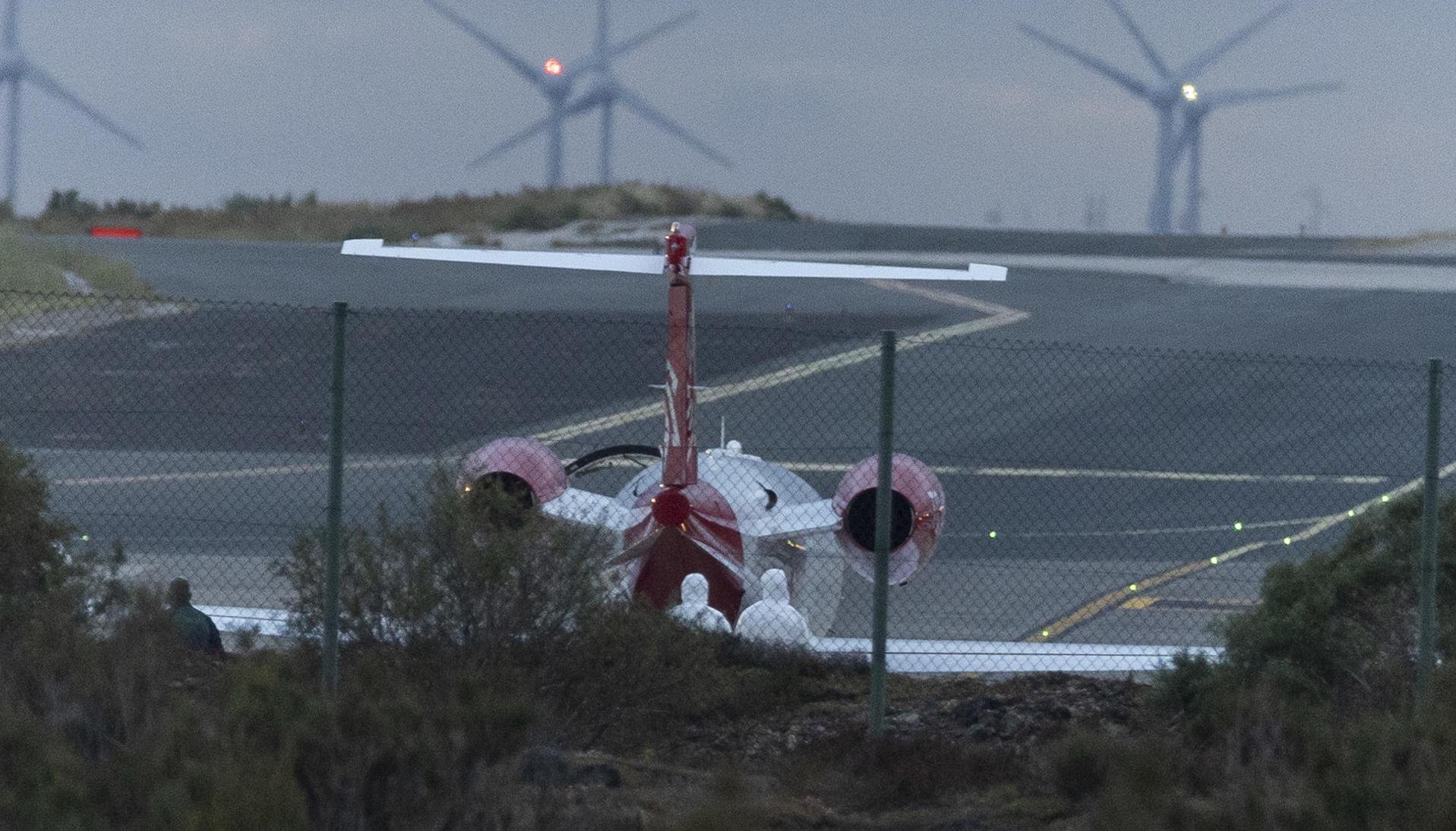 Avión ambulancia que traslada a dos personas contagiadas de hantavirus .