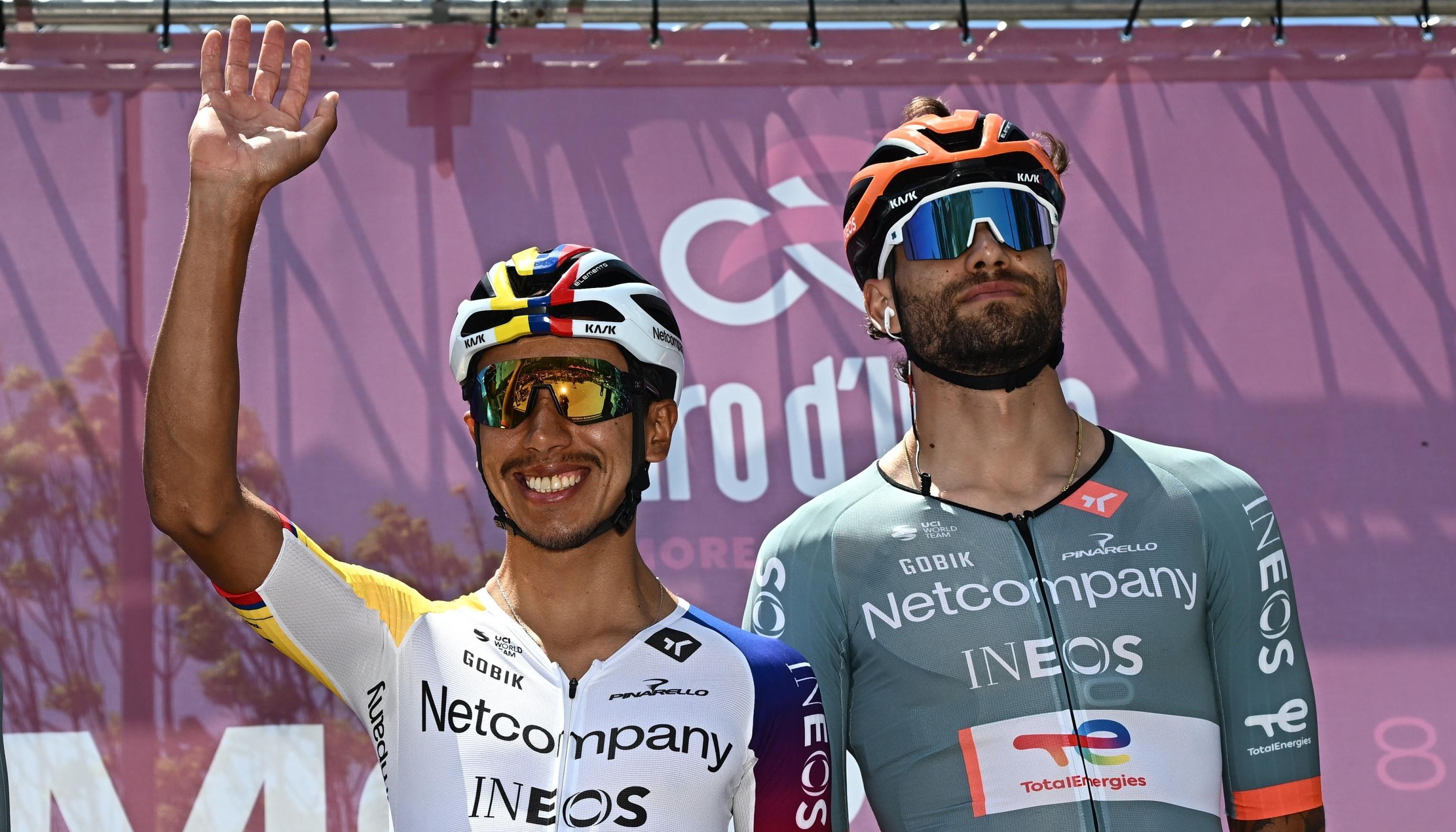 El colombiano Egan Bernal y su compañero de equipo Filippo Ganna.