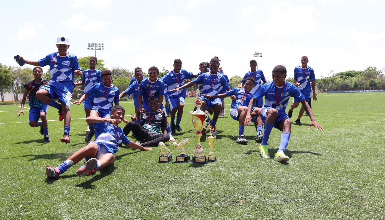 La celebración de los jugadores de Candelaria tras coronarse campeones. 