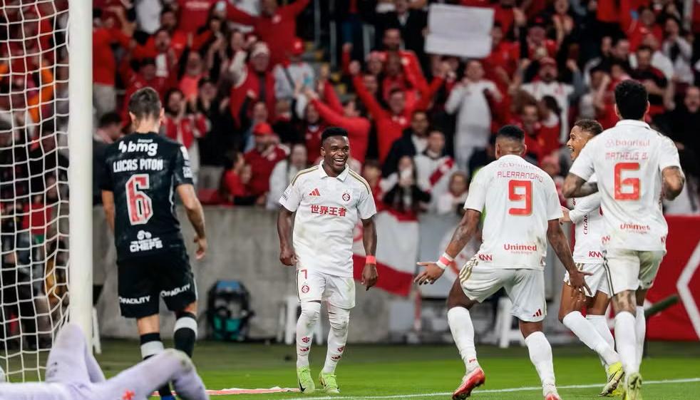Johan Carbonero festeja con sus compañeros uno de sus goles conra Vasco Da Gama. 