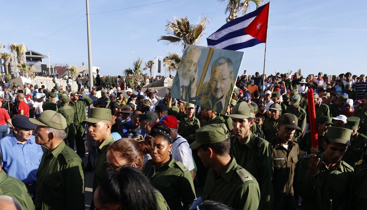 Grupo de manifestantes que se dio cita en las afueras de la embajada de EE.UU. en La Habana.