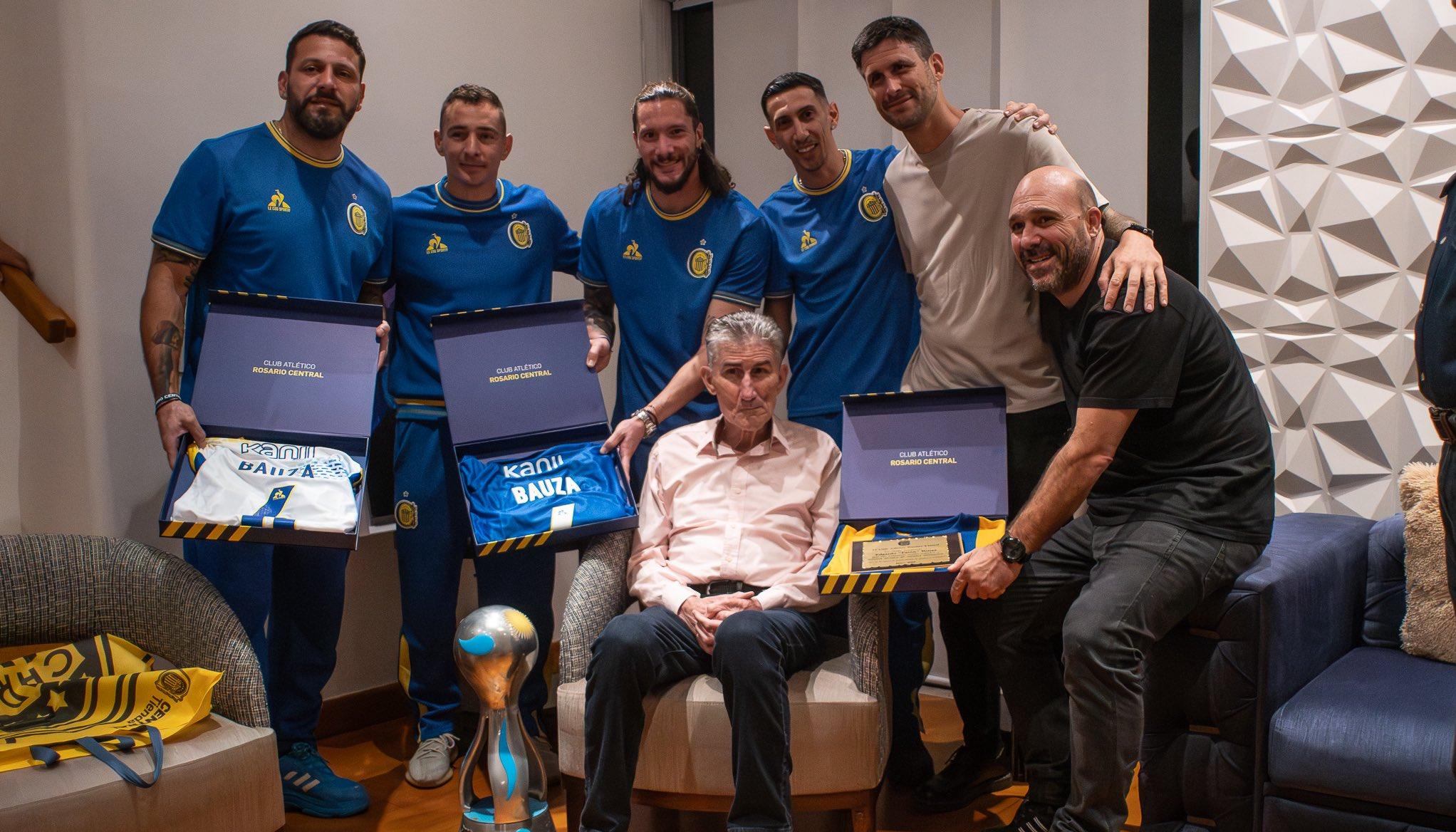 Parte del plantel de Rosario Central posa con el 'Patón' Bauza en su residencia.