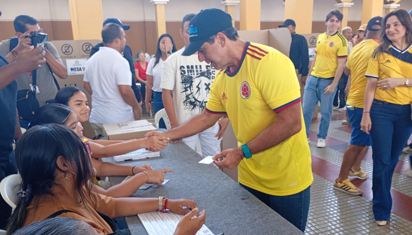 El alcalde Alejandro Char a su arribo a su puesto de votación. 