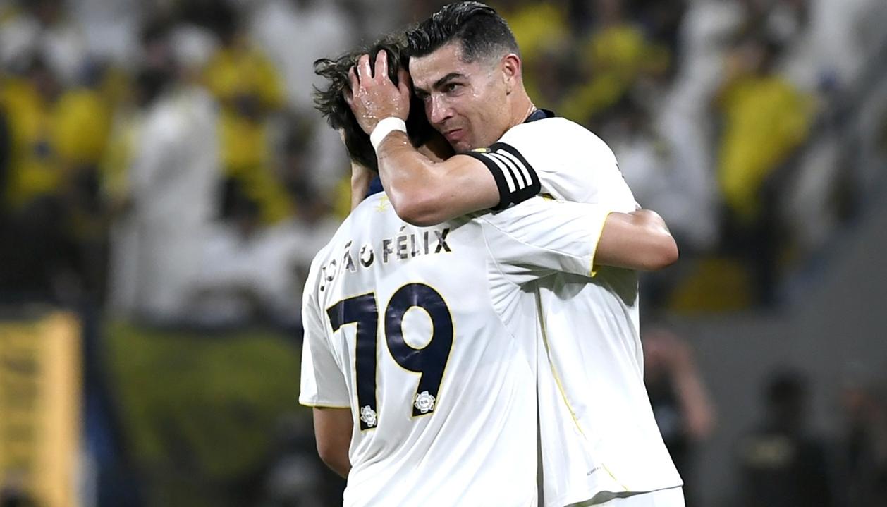 El portugués Cristiano Ronaldo celebra uno de sus goles con su compatriota Joao Félix.