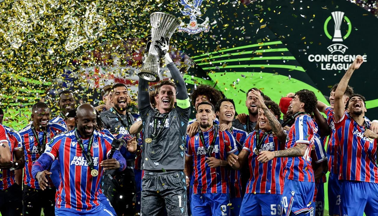 Jugadores del Crystal Palace celebran el título de la Liga Conferencia.