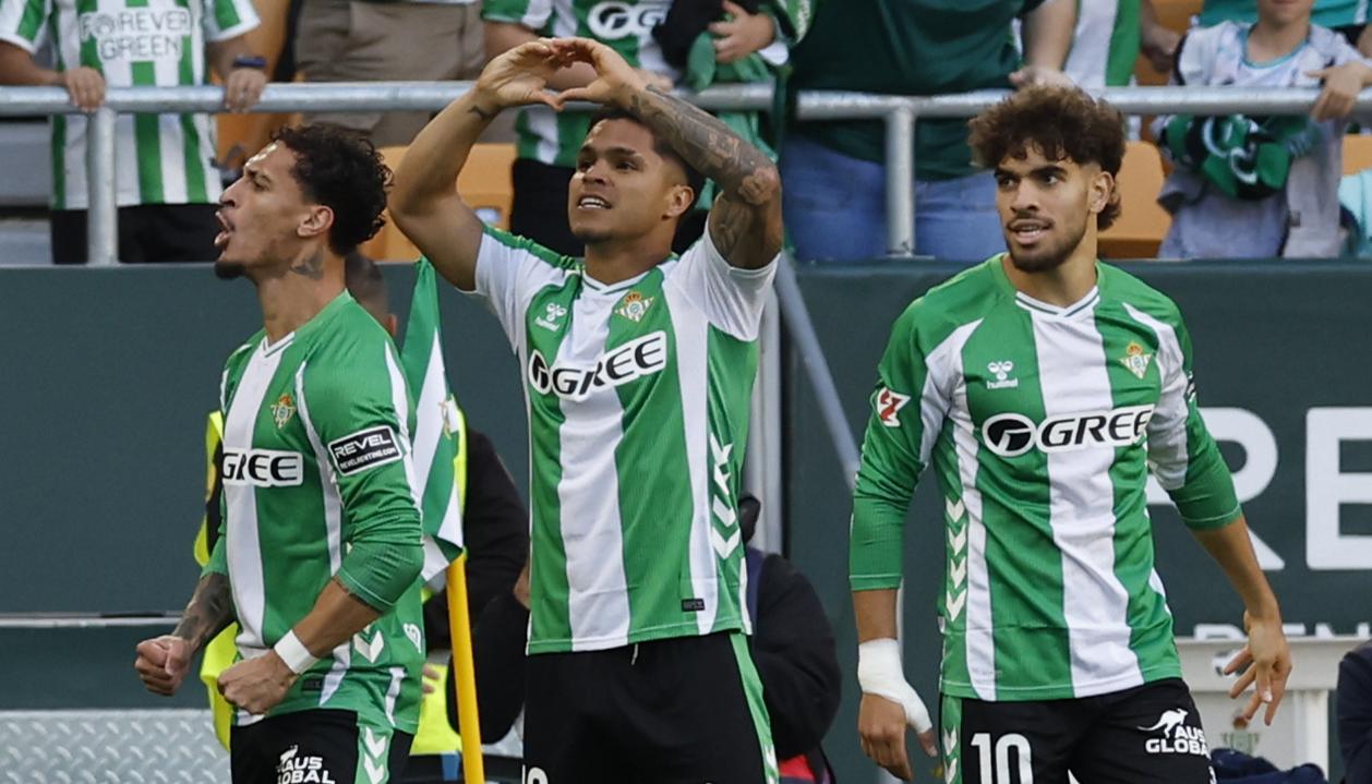 El colombiano 'Cucho' Hernández celebra tras abrir el marcador para el Betis. 