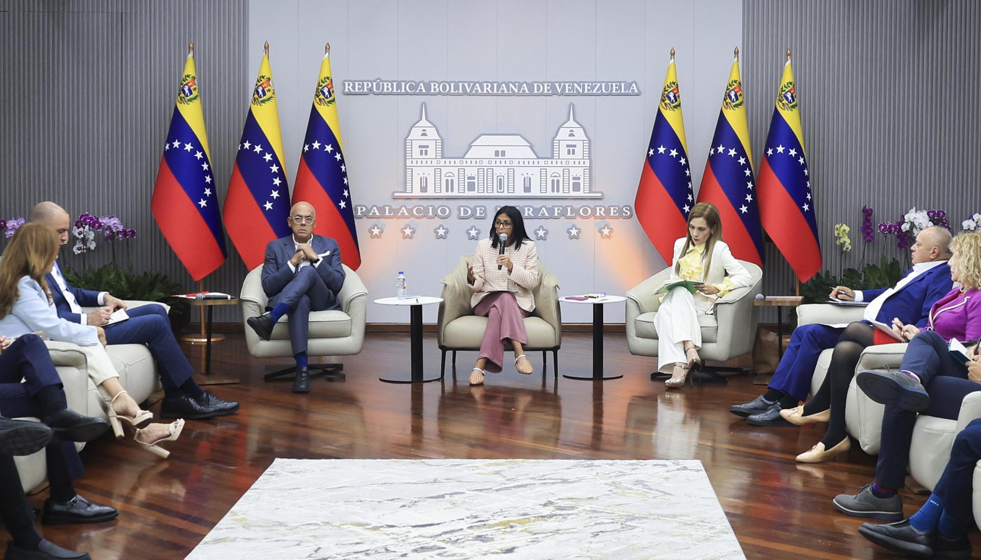 La presidenta encargada de Venezuela, Delcy Rodríguez, durante el anuncio.  