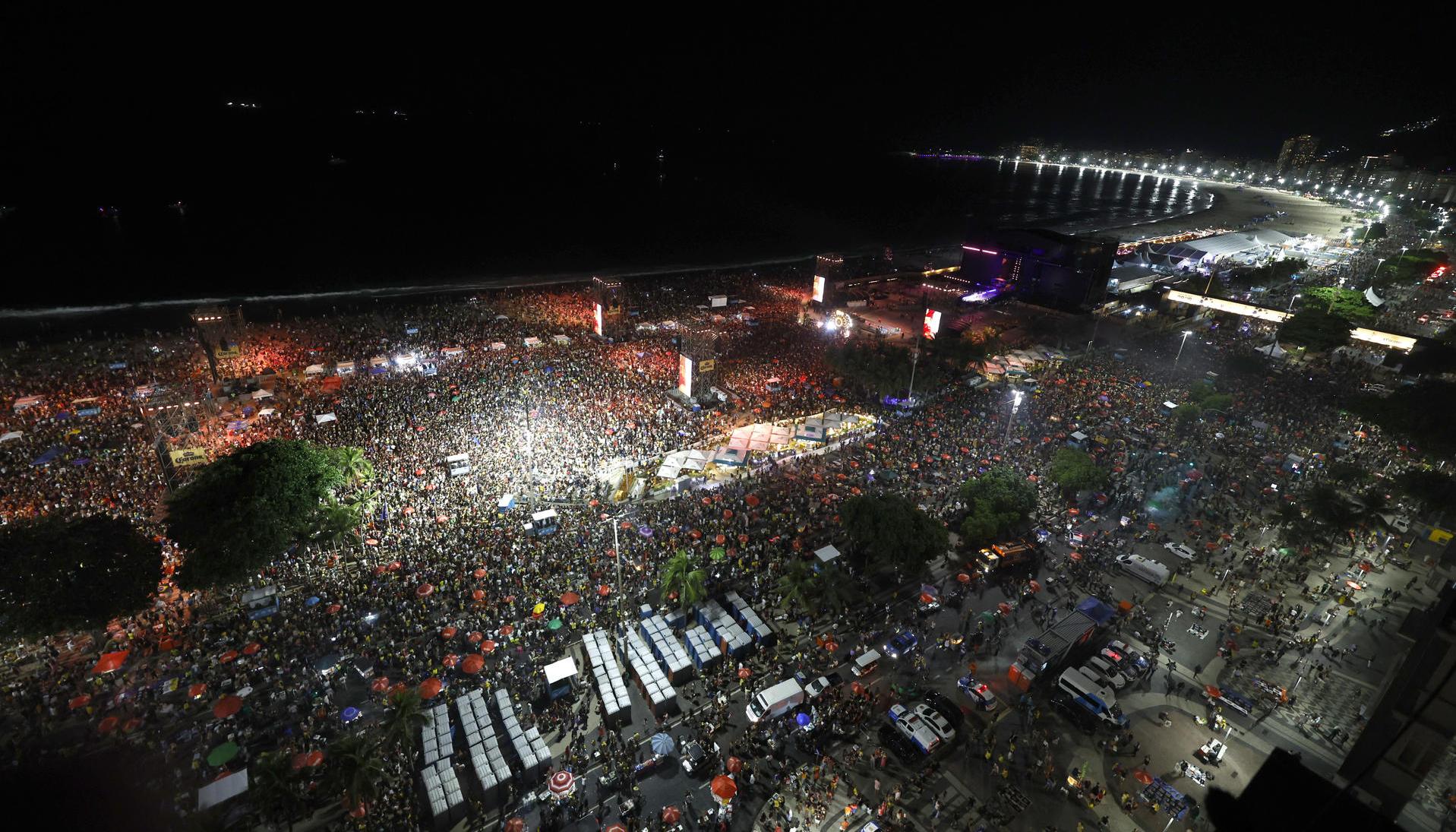 Personas asisten a la playa de Copacabana este sábado. 