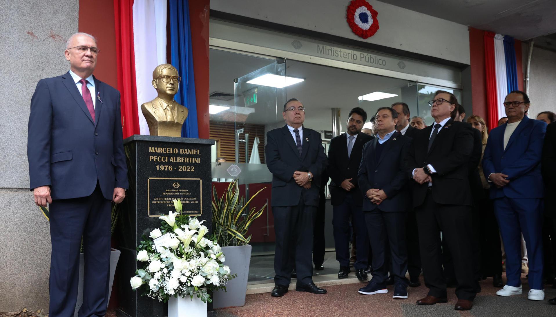 El fiscal general de Paraguay, Emiliano Rolón, participó en un homenaje póstumo al agente antimafia Marcelo Pecci.