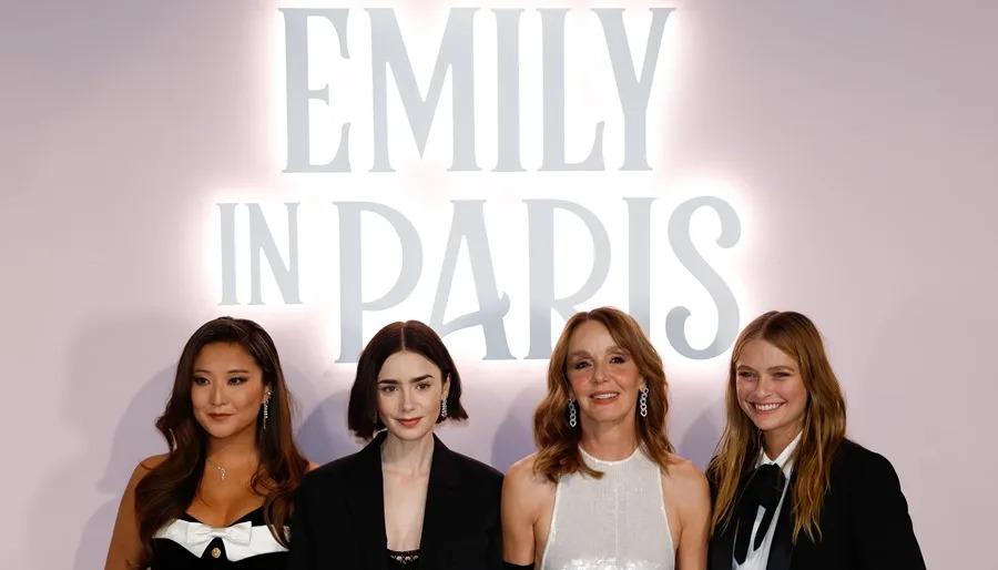 Ashley Park, Lily Collins, Philippine Leroy-Beaulieu y Camille Razat. 