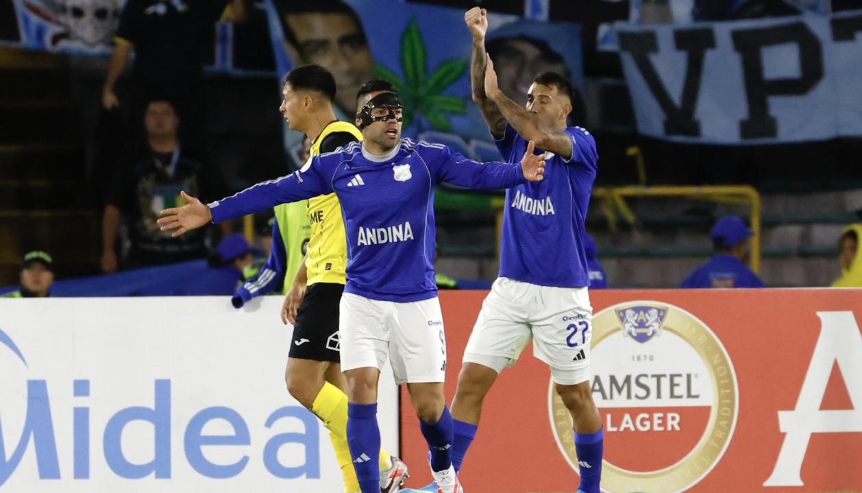 Falcao García y Rodrigo Contreras reclaman una pena máxima al árbitro.