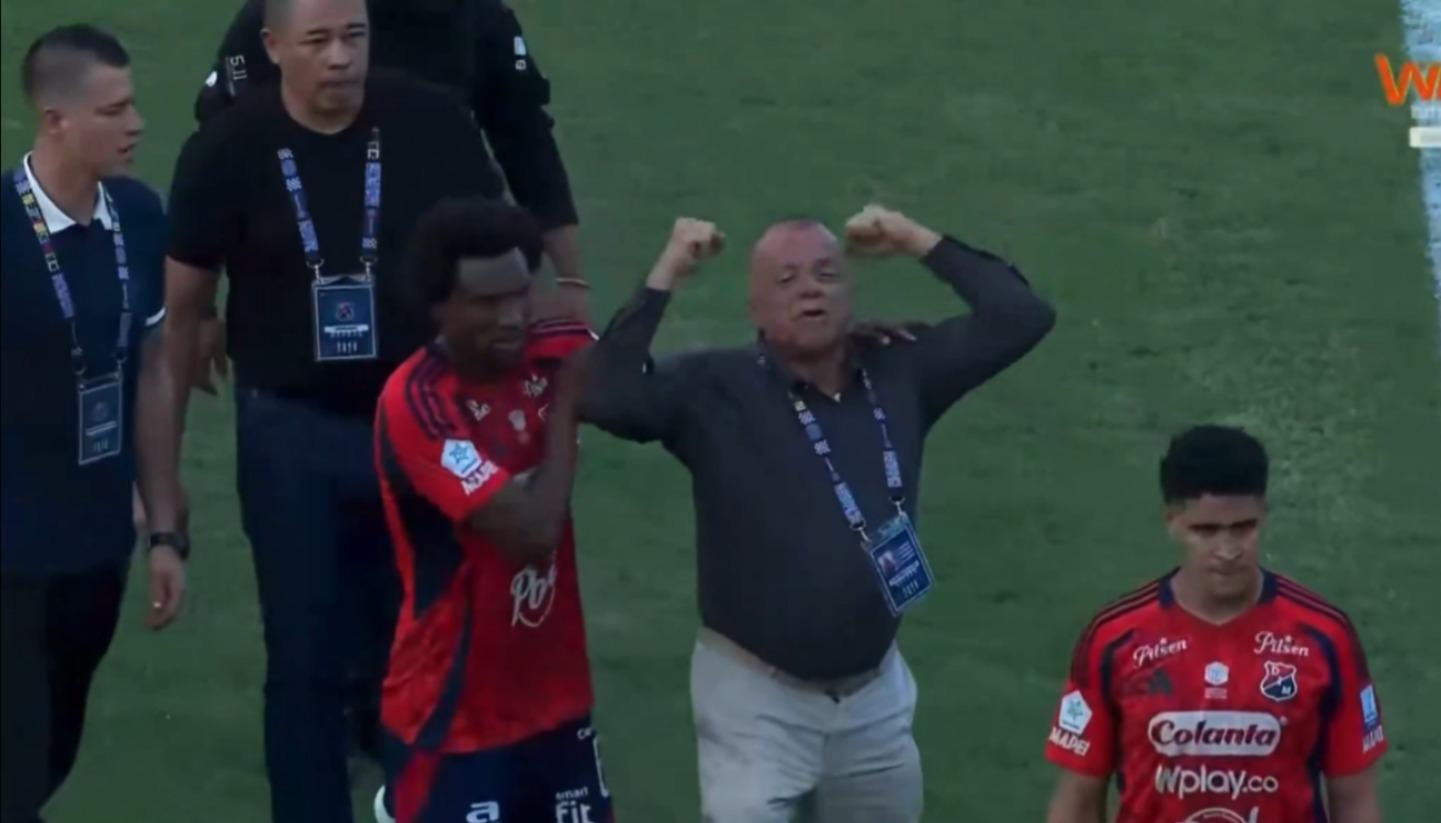 José Raúl Giraldo cuando salía de la cancha junto a Didier Moreno y Daniel Cataño. 