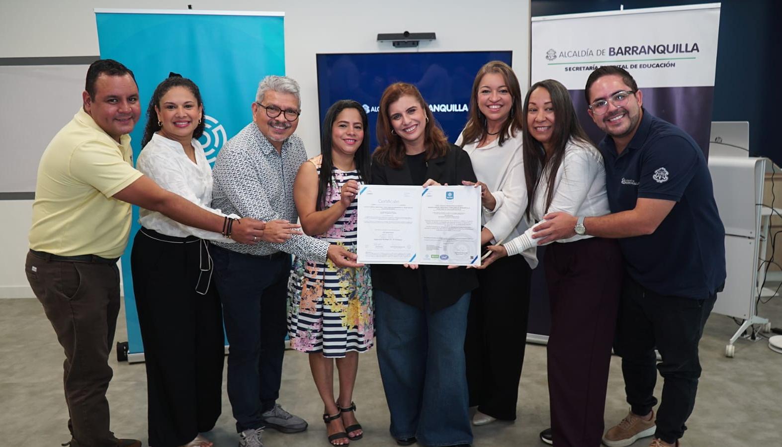 Funcionarios de la Secretaría de Educación durante la certificación. 
