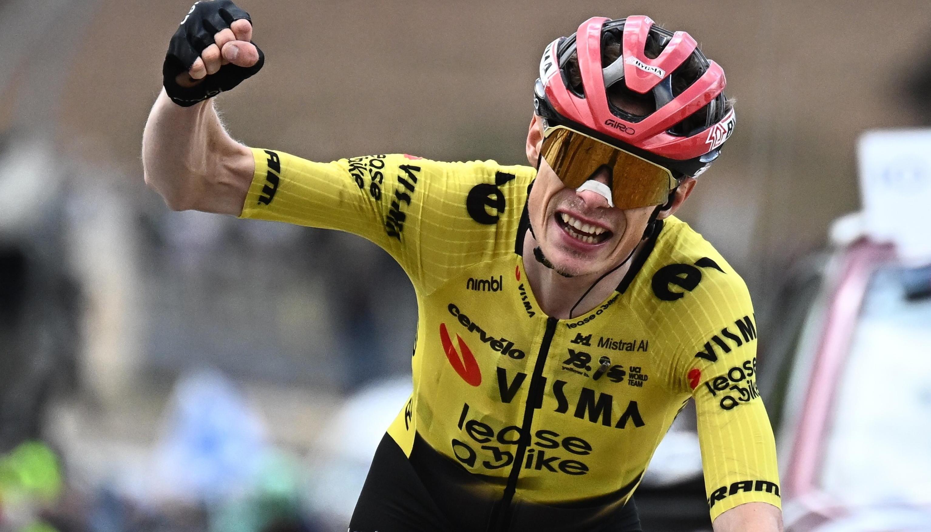 El gesto triunfal de Jonas Vingegaard tras ganar la séptima etapa del Giro de Italia. 