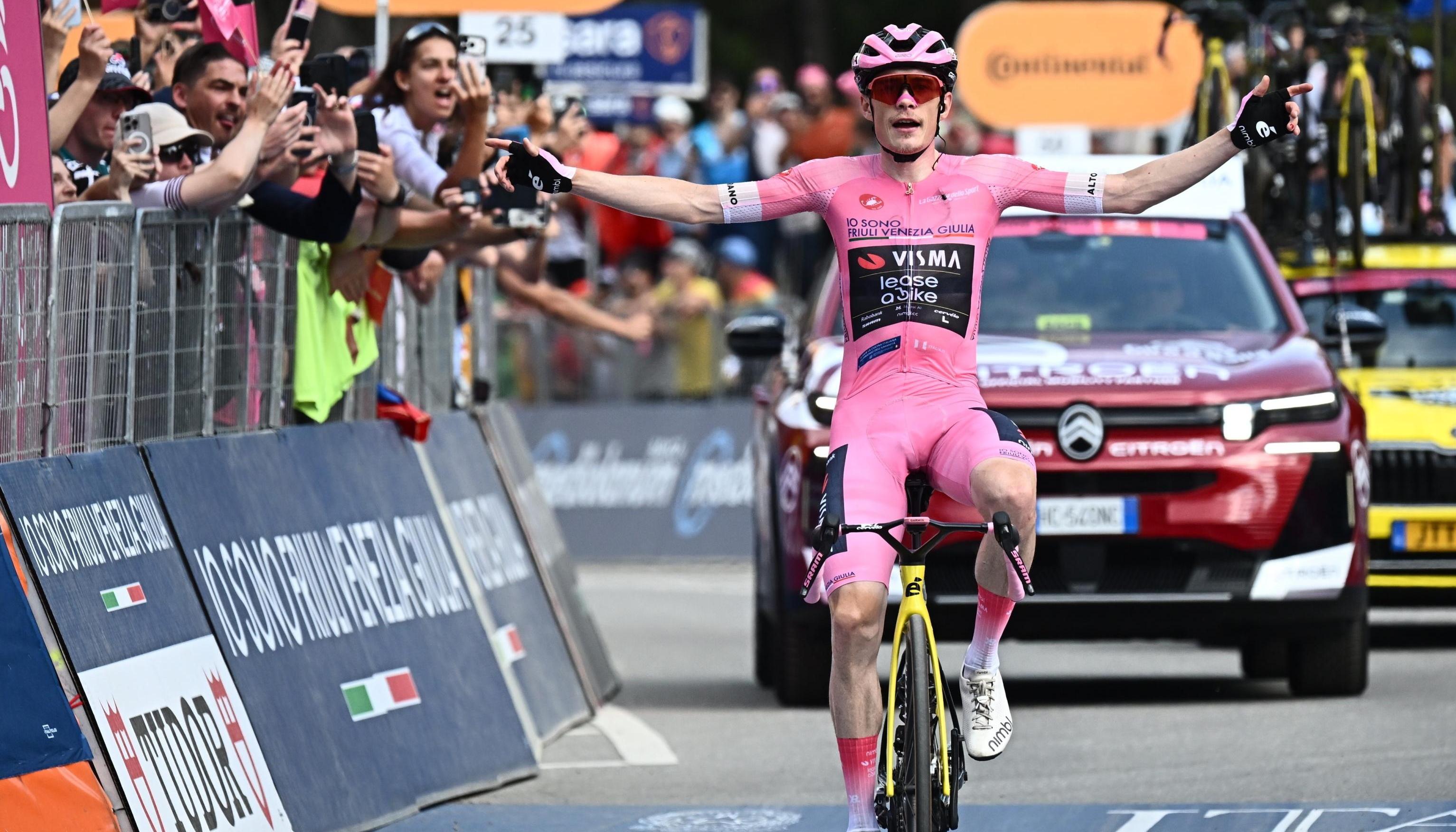 El danés Jonas Vingegaard cruza la meta como ganador de la decimosexta etapa del Giro de Italia.