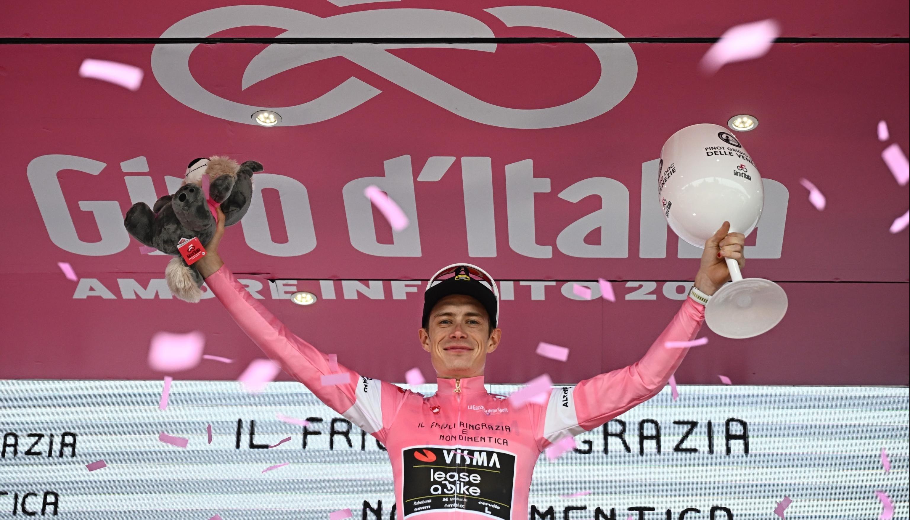 Jonas Vingegaard enel podio tras ganar la vigésima etapa del Giro de Italia. 