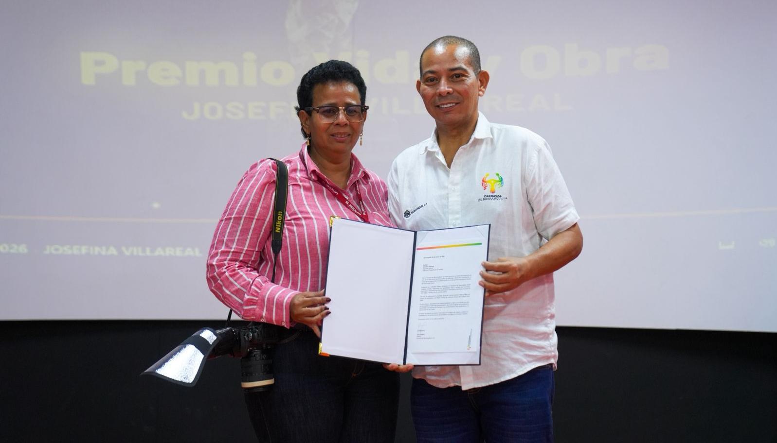La reportera gráfica Josefina Villarreal y el secretario de cultura Juan Carlos Ospina.