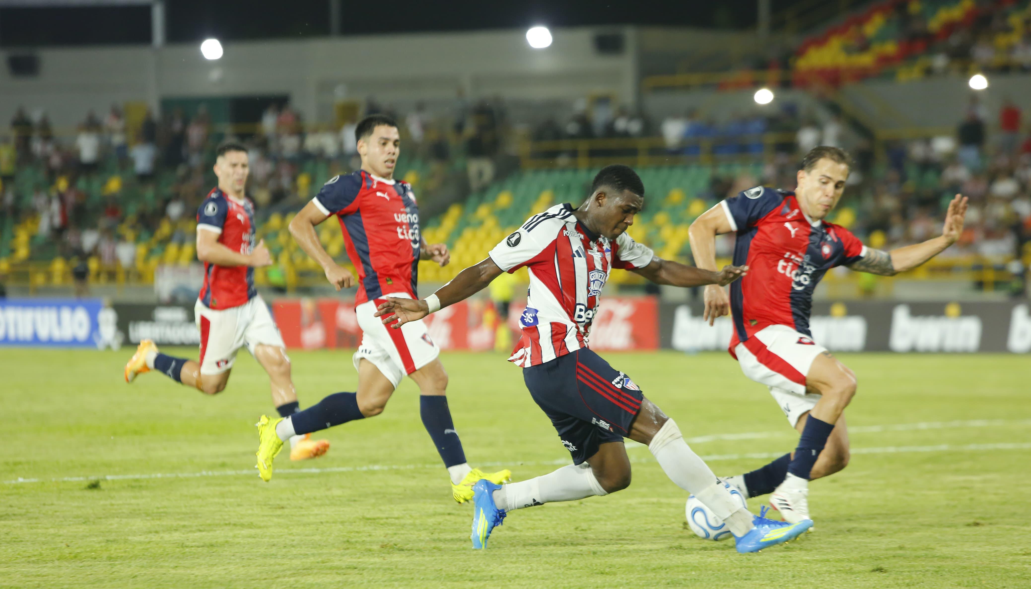 Joel Canchimbo fue el jugador más punzante de Junior contra Cerro Porteño.