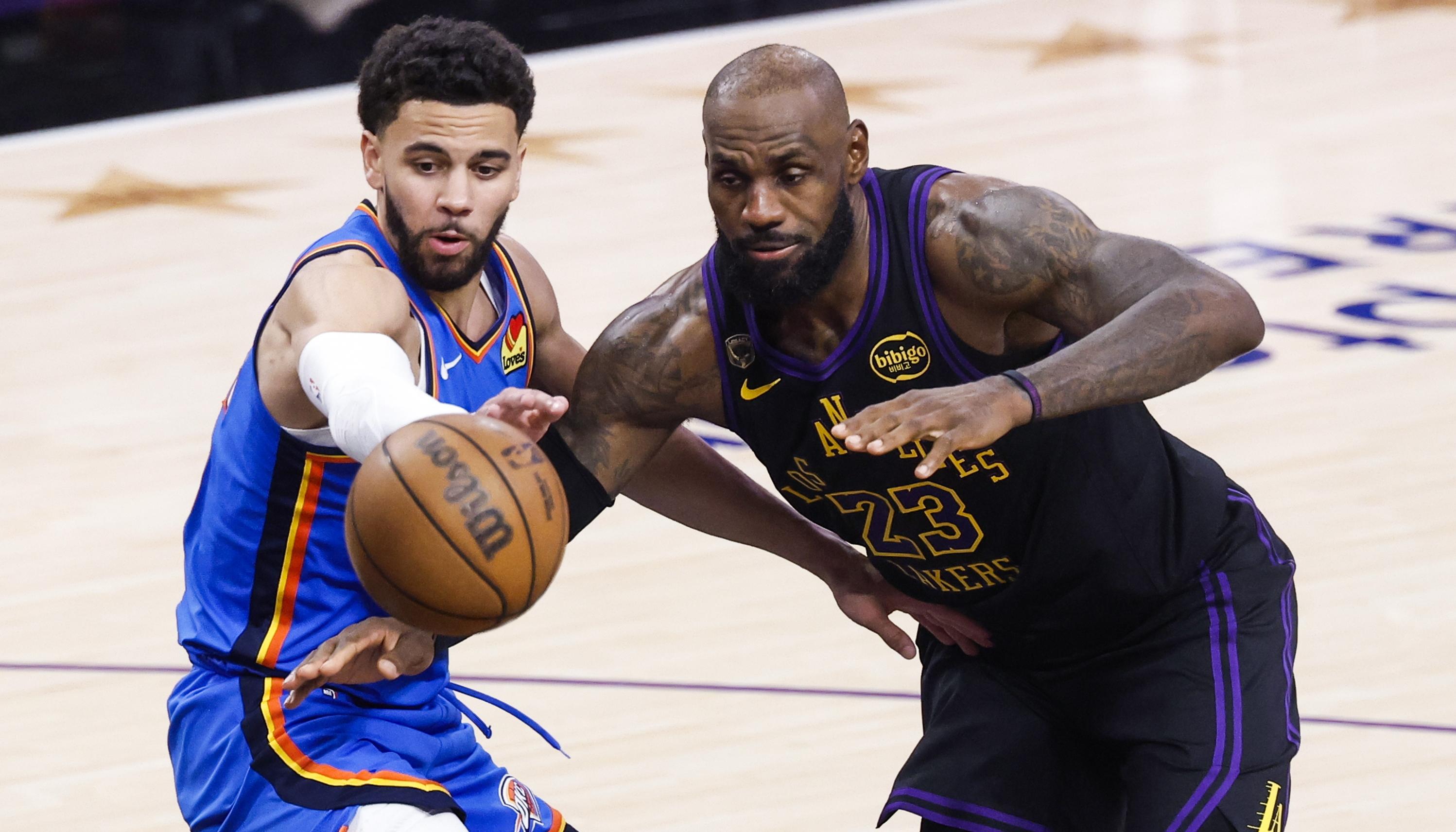 LeBron James durante el juego de los Lakers contra Oklahoma.
