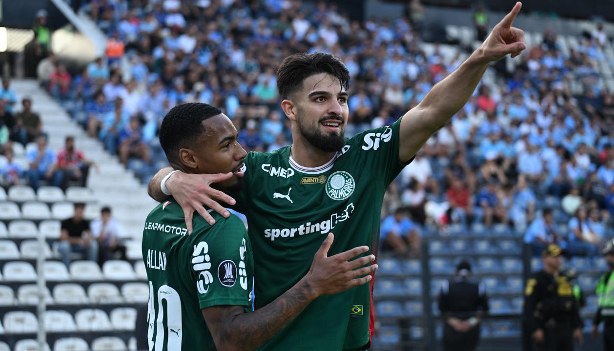 El argentino José Manuel López celebra el primer gol de Palmeiras con su compañero Allan.