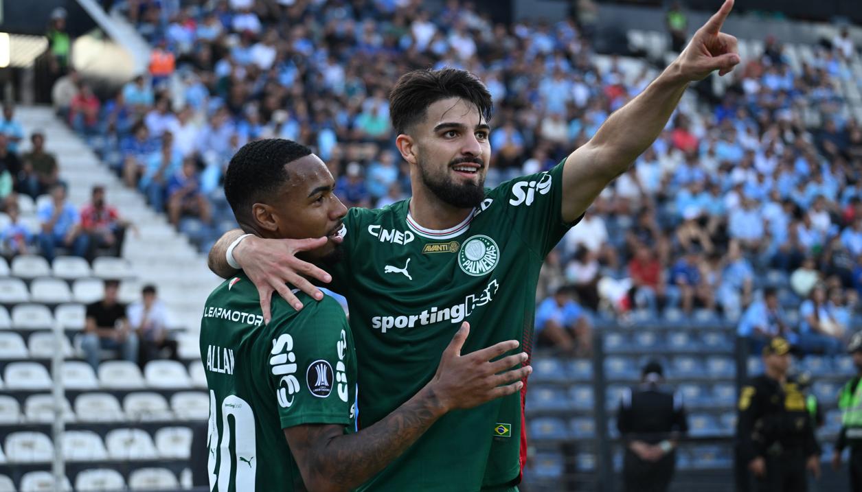 El argentino José Manuel López celebra el primer gol de Palmeiras con su compañero Allan.