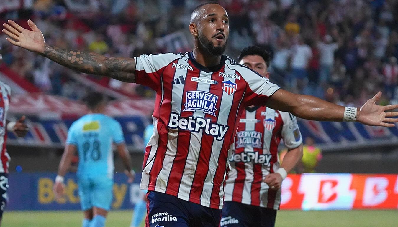 Lucas Monzón en la celebración de su primer gol con Junior. 