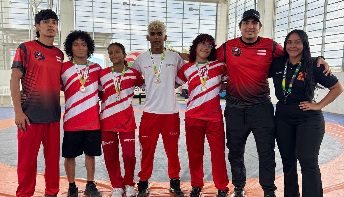Delegación de lucha olímpica del Atlántico en el Campeonato Nacional de Neiva.
